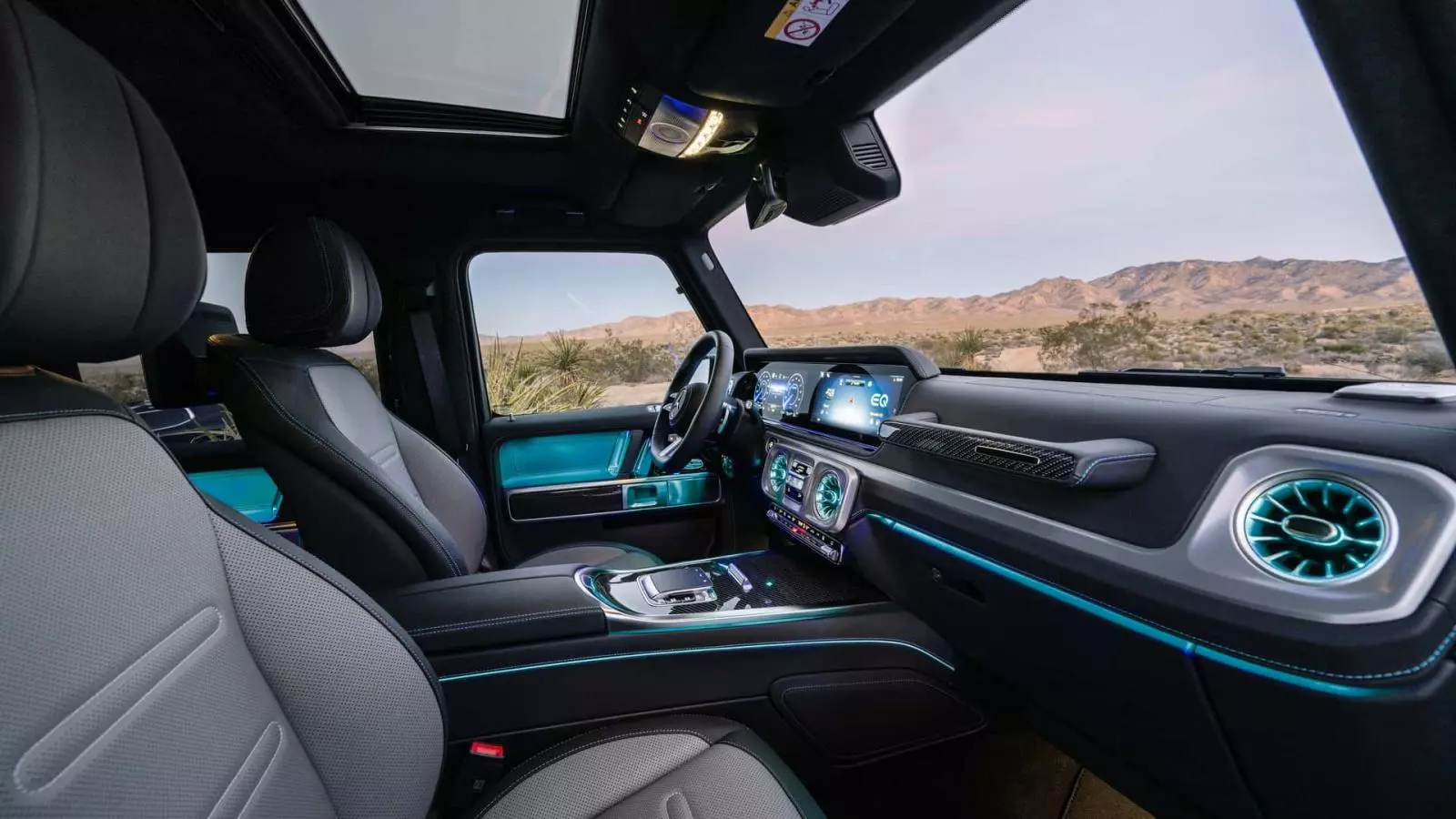 Mercedes-Benz G 580 cũng được trang bị hệ thống đèn viền nội thất Mercedes-Benz G 580 cũng được trang bị hệ thống đèn viền nội thất.