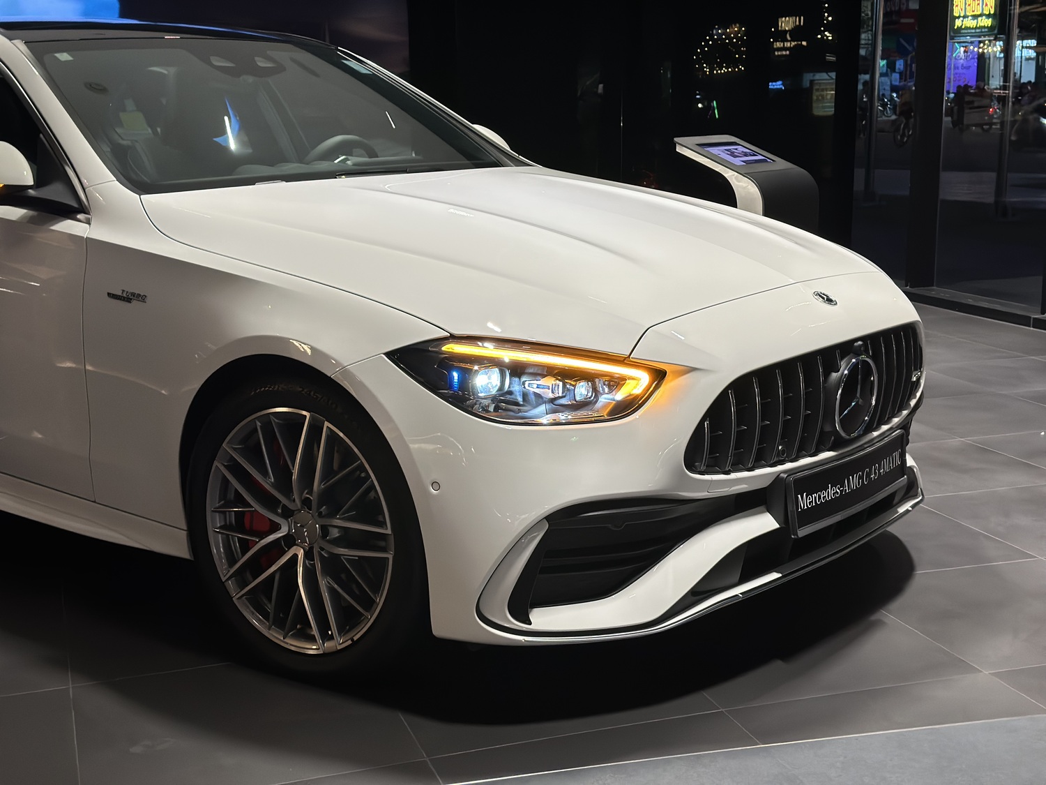 Đèn chiếu sáng xe Mercedes-AMG.