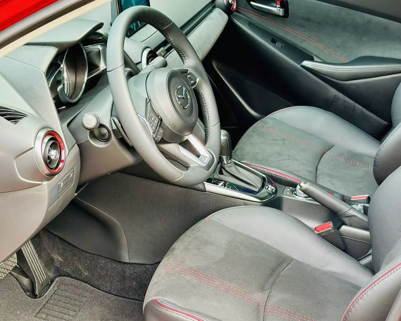 Hàng ghế đầu xe Mazda 2.