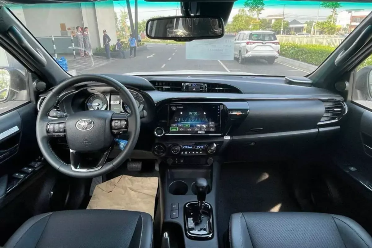 Nội thất xe Toyota Hilux 2024 Nội thất xe Toyota Hilux 2024 1