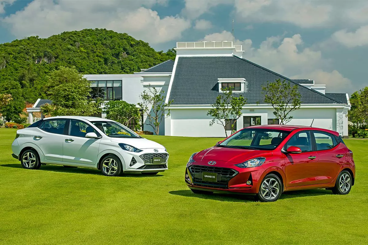 Hyundai Grand i10 phiên bản hiện hành ra mắt từ năm 2021 đang được đại lý chào bán với ưu đãi hấp dẫn. 1