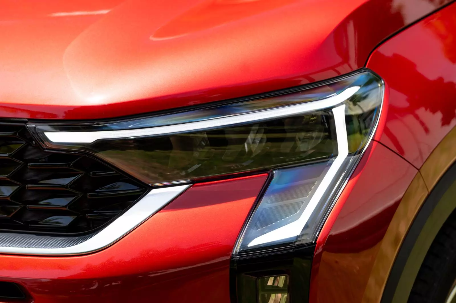 Hệ thống chiếu sáng trước tái thiết kế, lấy cảm hứng từ các chòm sao.