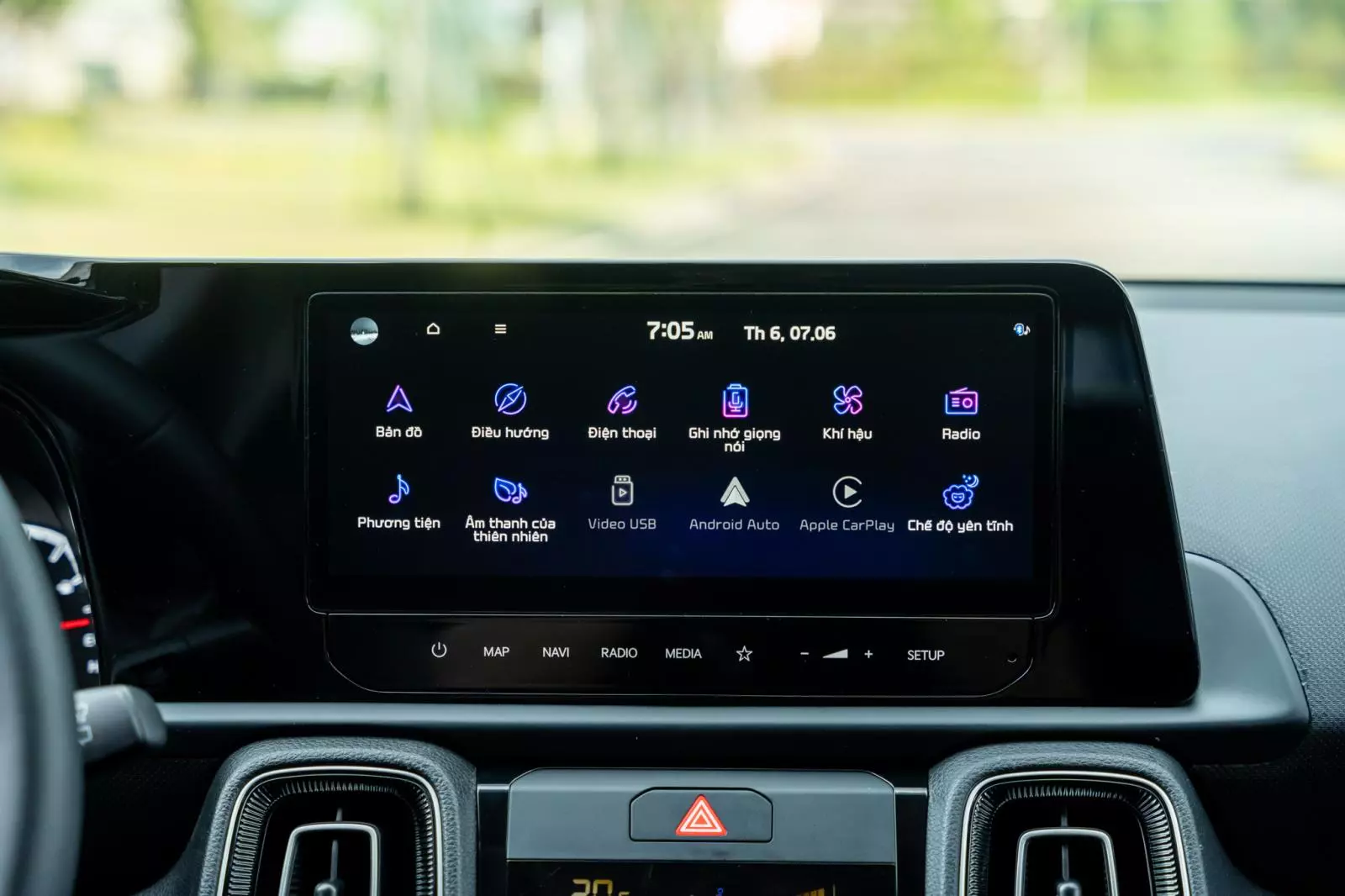Màn hình trung tâm kích thước 10,25 inch; kết nối Apple CarPlay / Android Auto không dây.