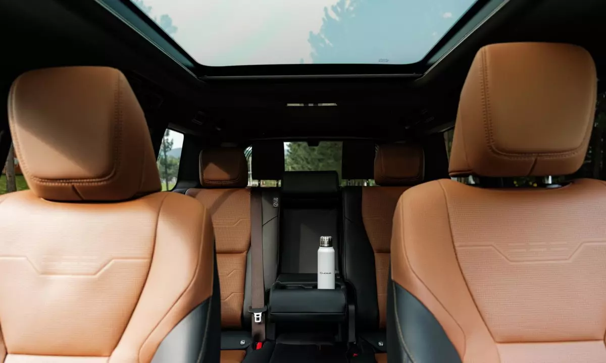 Cửa sổ trời Lexus GX 550.