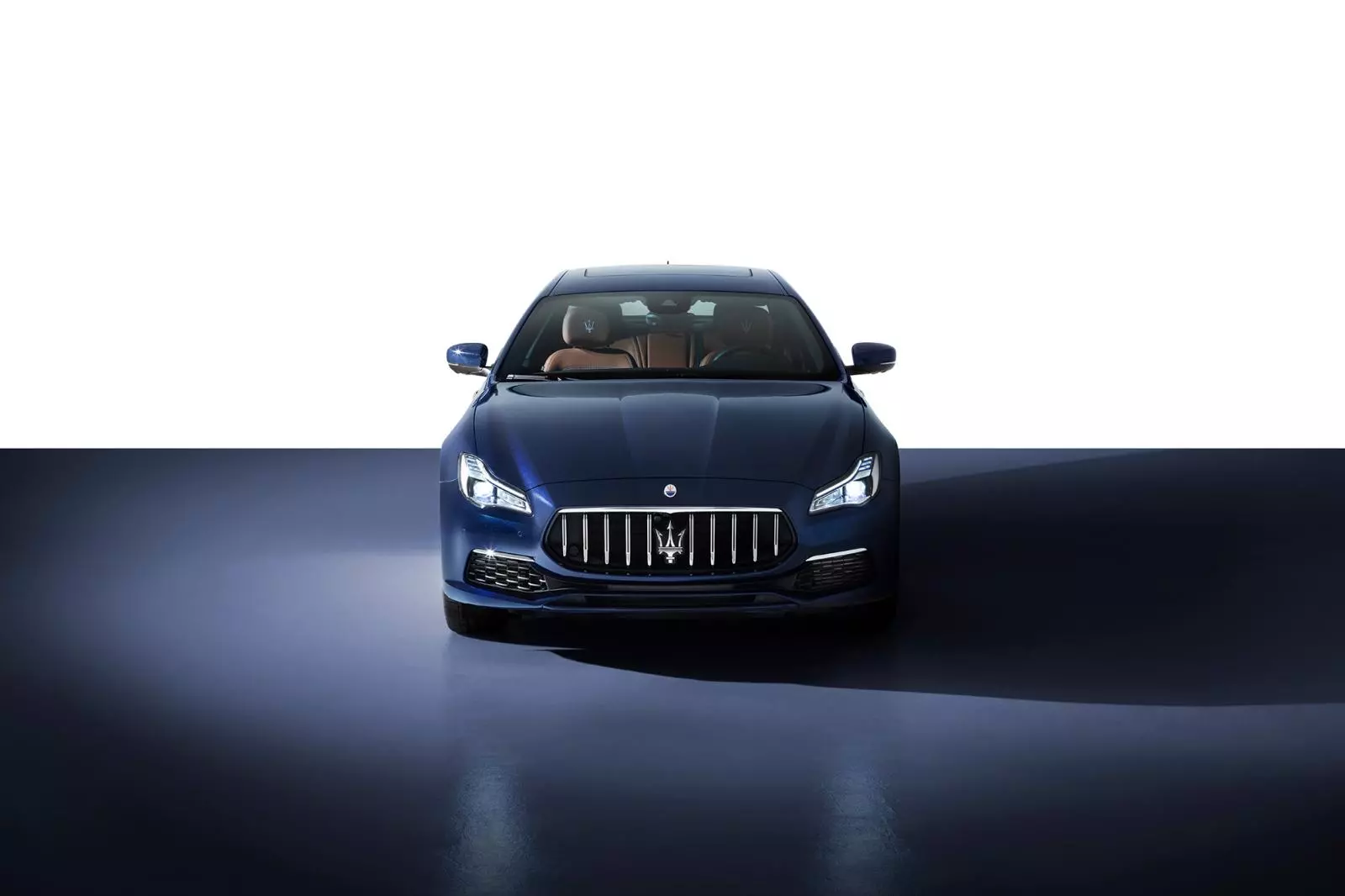 Đầu xe Maserati Quattroporte thiết kế thể thao hơn các mẫu sedan truyền thống.