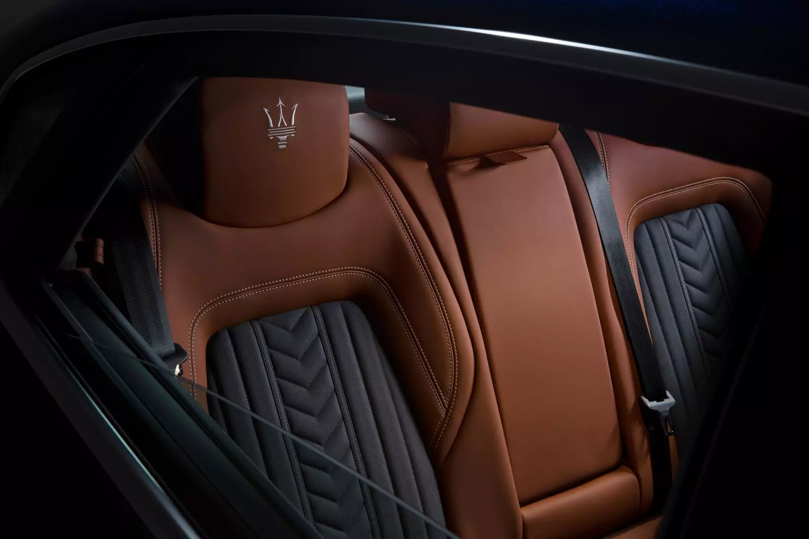 Các tiện ích thương gia cho hàng ghế sau của Maserati Quattroporte.