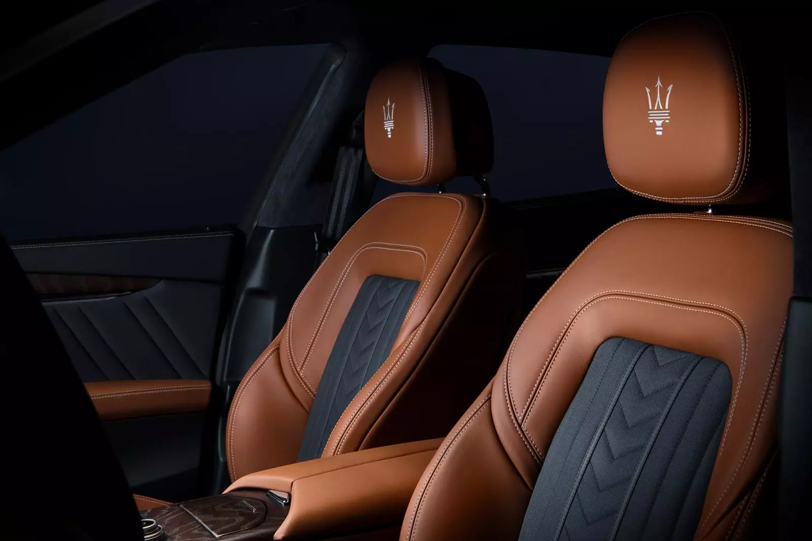 Tất cả ghế xe Maserati Quattroporte đều bọc da cao cấp.