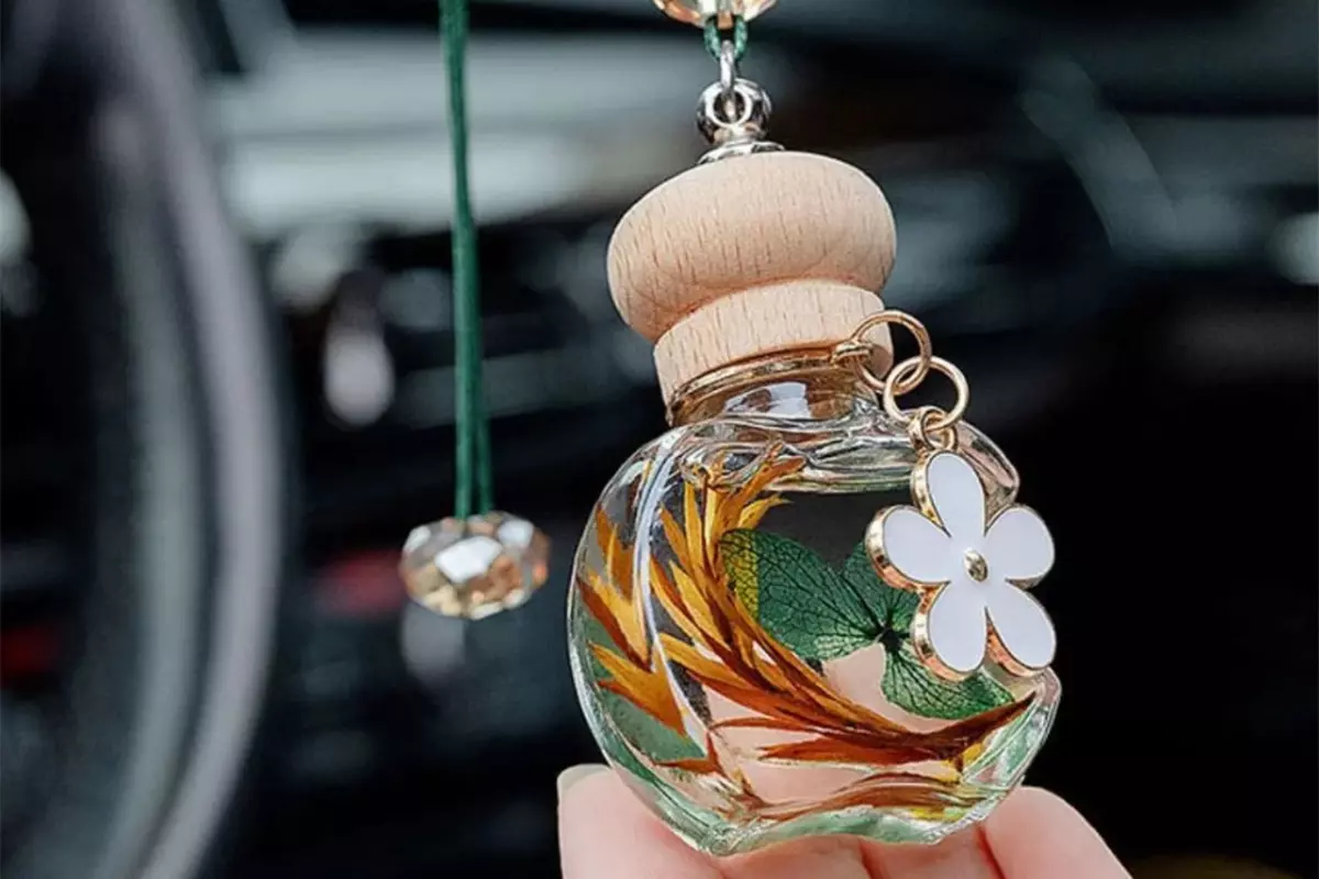 Tinh dầu nguyên chất tạo ra một không gian sạch sẽ, thoáng mát, làm người sử dụng ô tô cảm thấy dễ chịu. Tinh dầu nguyên chất tạo ra một không gian sạch sẽ, thoáng mát, làm người sử dụng ô tô cảm thấy dễ chịu. 1