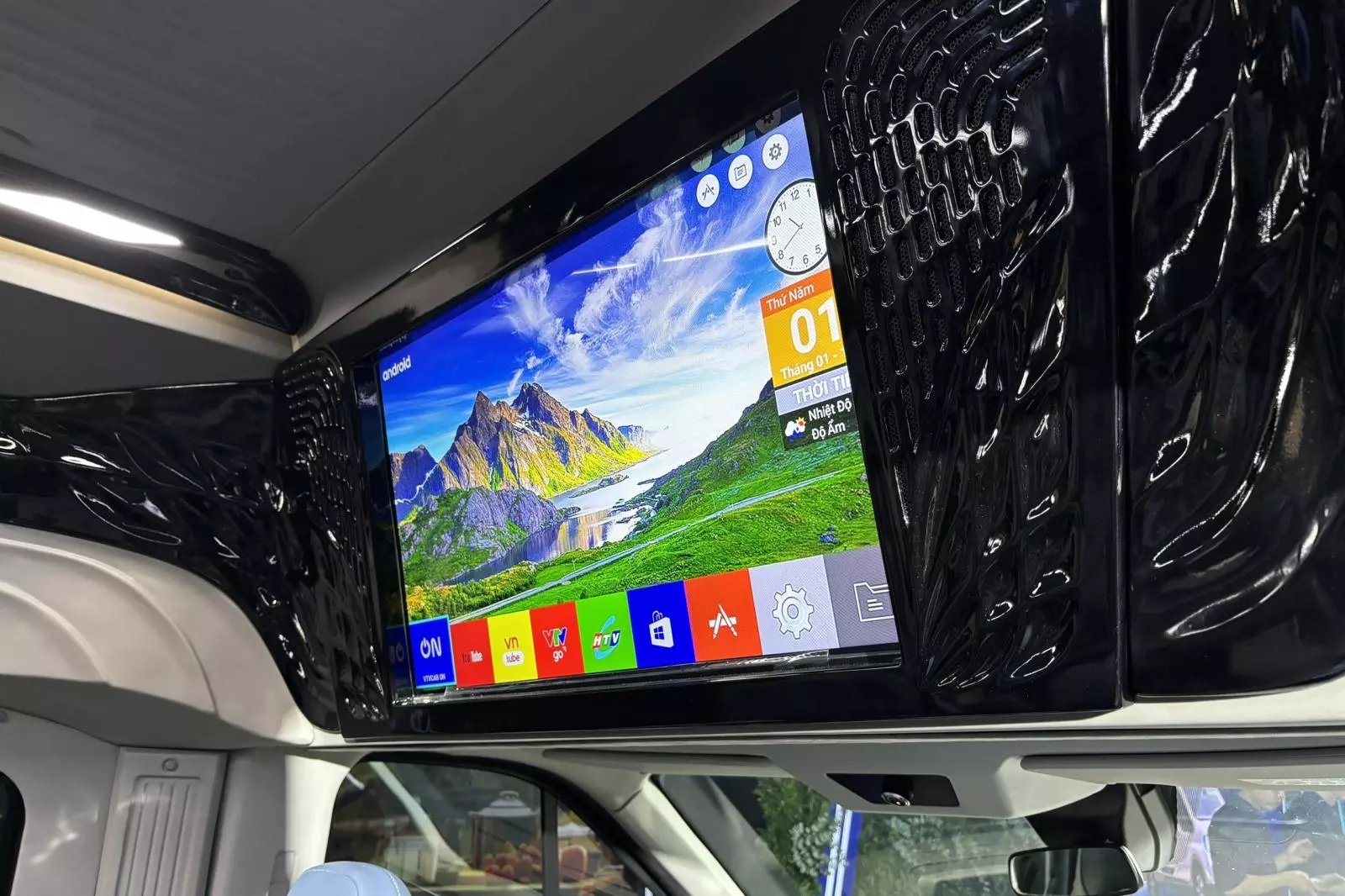 Ford Transit Limousine bổ sung thêm ti vi cho khoang nội thất Ford Transit Limousine bổ sung thêm ti vi cho khoang nội thất 1