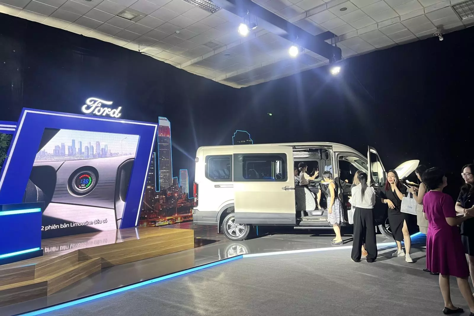 Ford kinh doanh Transit limousine chính hãng bản 10 chỗ và 12 chỗ, giá từ 1,379 tỷ đồng Ford kinh doanh Transit limousine chính hãng bản 10 chỗ và 12 chỗ, giá từ 1,379 tỷ đồng 2