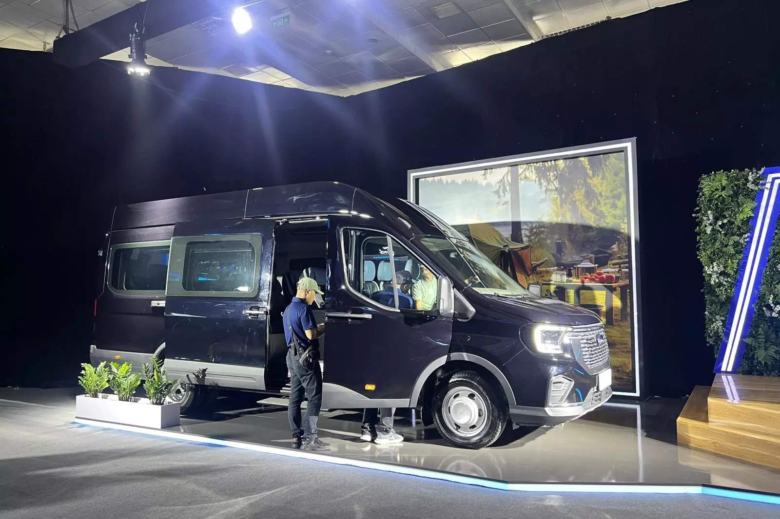 Ford kinh doanh Transit limousine chính hãng bản 10 chỗ và 12 chỗ, giá từ 1,379 tỷ đồng Ford kinh doanh Transit limousine chính hãng bản 10 chỗ và 12 chỗ, giá từ 1,379 tỷ đồng 1