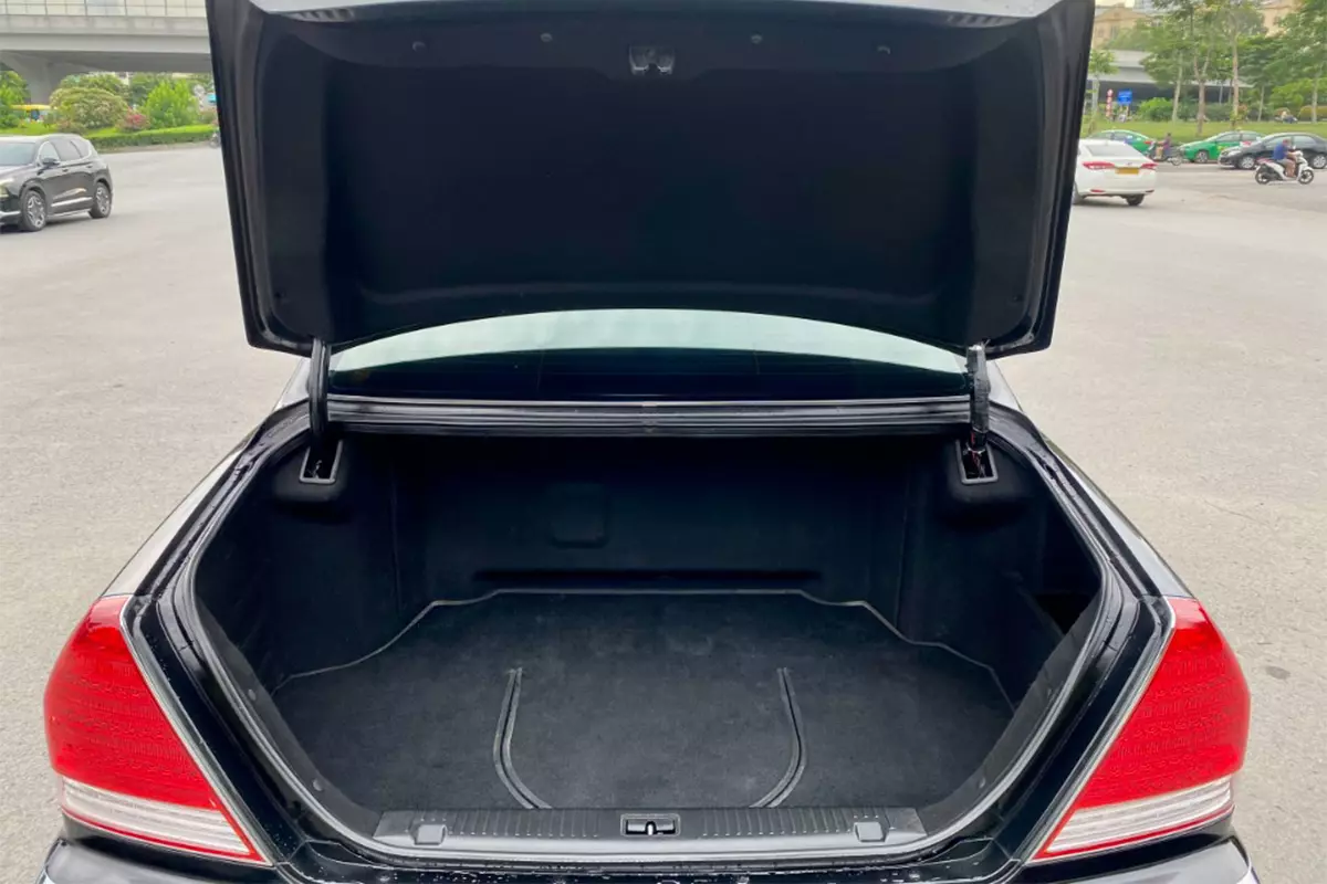 Khoang chứa hành lý trên xe Hyundai Centennial JS350 1