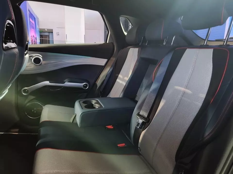 Không gian hàng ghế sau trên xe BYD Atto 3.
