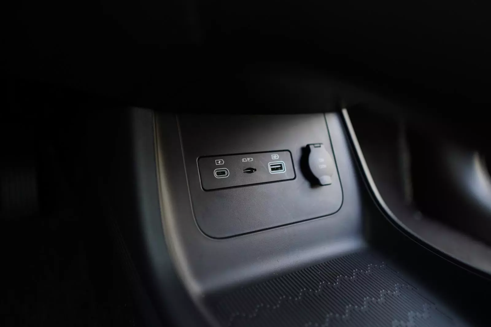 Ổ cắm trên xe BYD Atto 3.