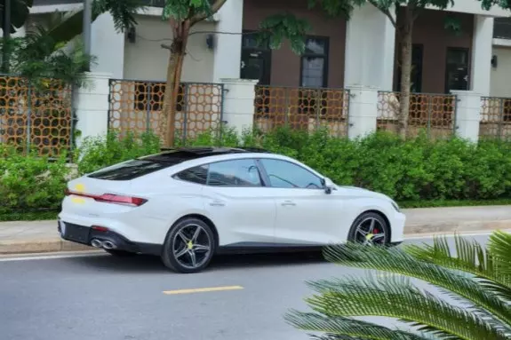 MG7 đã lộ diện công khai trên một tuyến phố Hà Nội, khoe trọn thiết kế ngoại thất. 1