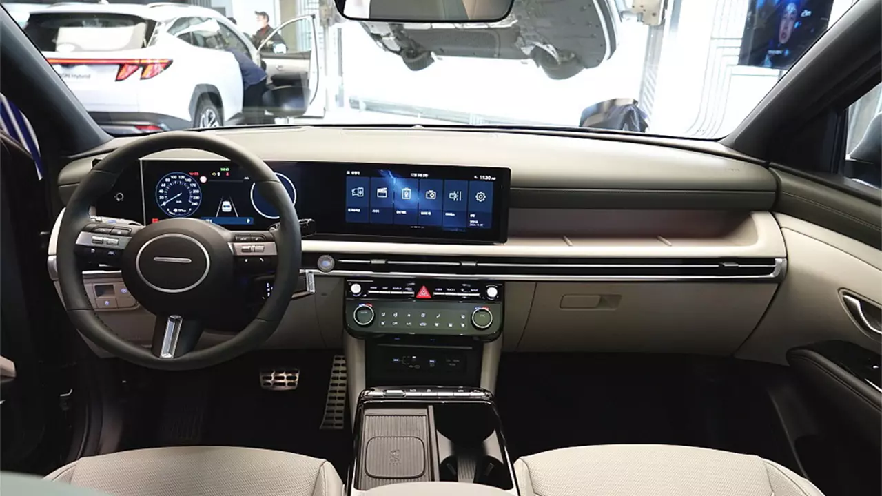 Bảng táp-lô tạo điểm nhấn bằng hai màn hình cong liền khối 12,3 inch của Hyundai Tucson 2024 1