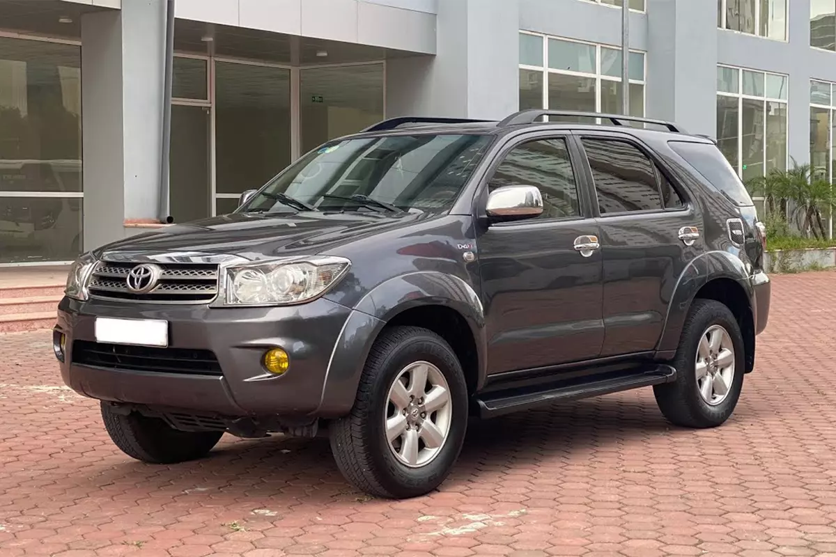 Toyota Fortuner 2010 vẫn giữ được hiện trạng tốt, thân vỏ bền với thời gian. Toyota Fortuner 2010 vẫn giữ được hiện trạng tốt, thân vỏ bền với thời gian. 1