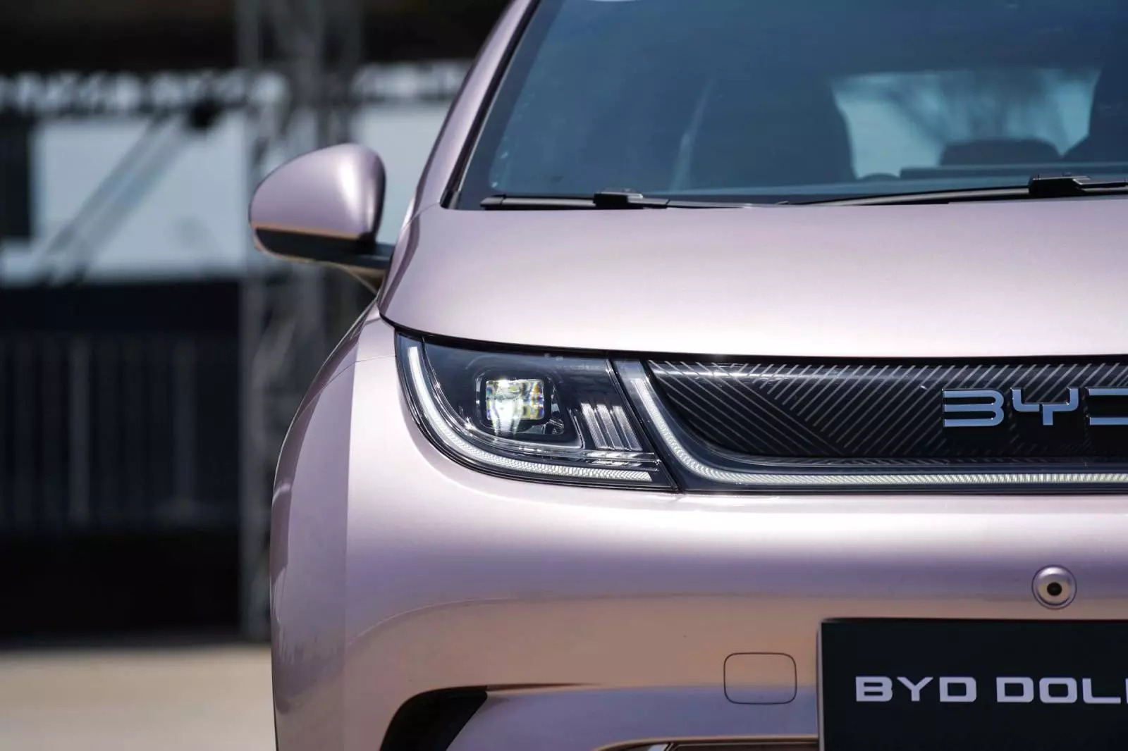 Đèn chiếu sáng trước của xe BYD Dolphin.