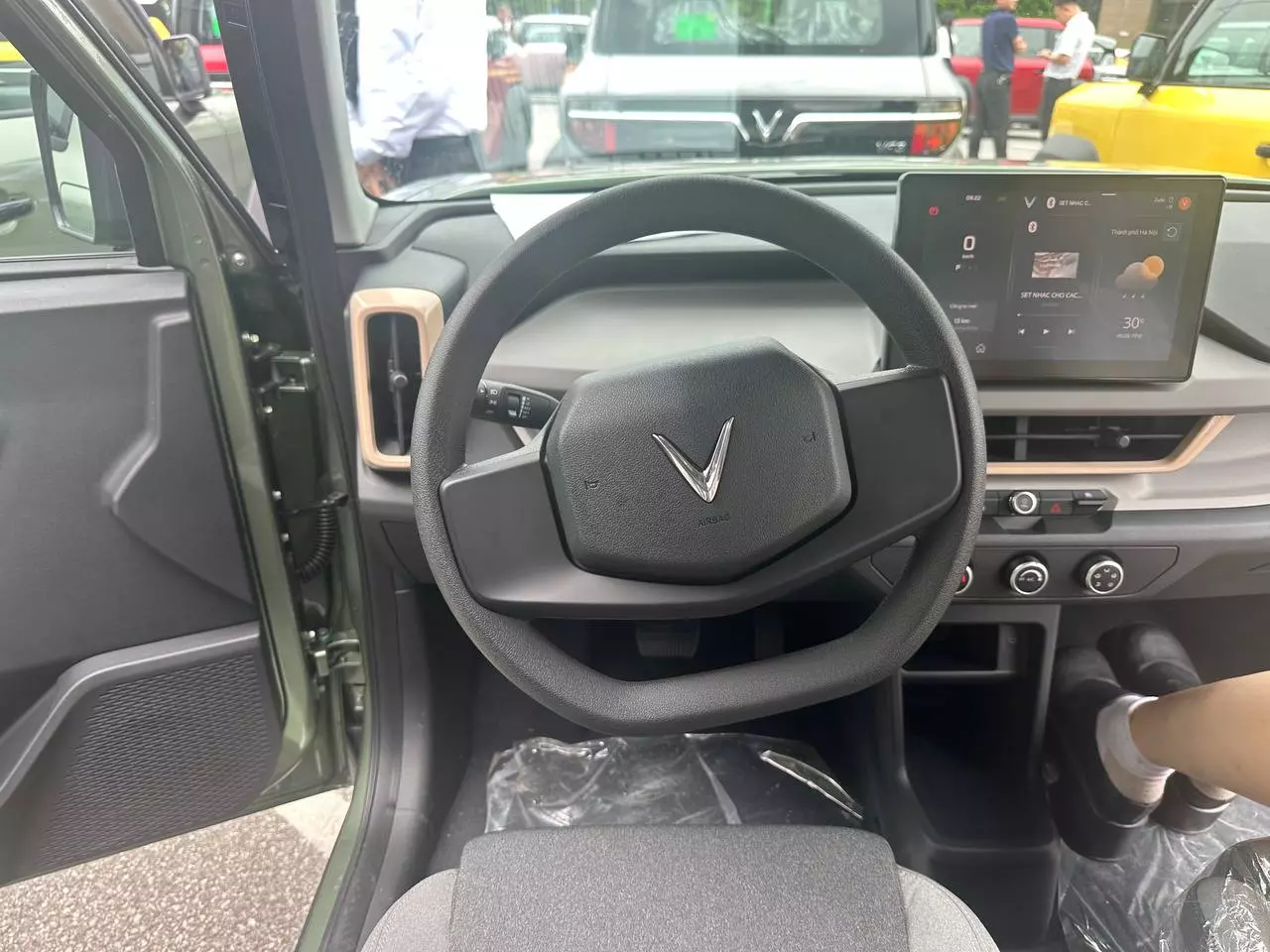Tiến vào khu vực bên trong, những trang bị đáng chú ý trên VinFast VF 3 Tiến vào khu vực bên trong, những trang bị đáng chú ý trên VinFast VF 3.