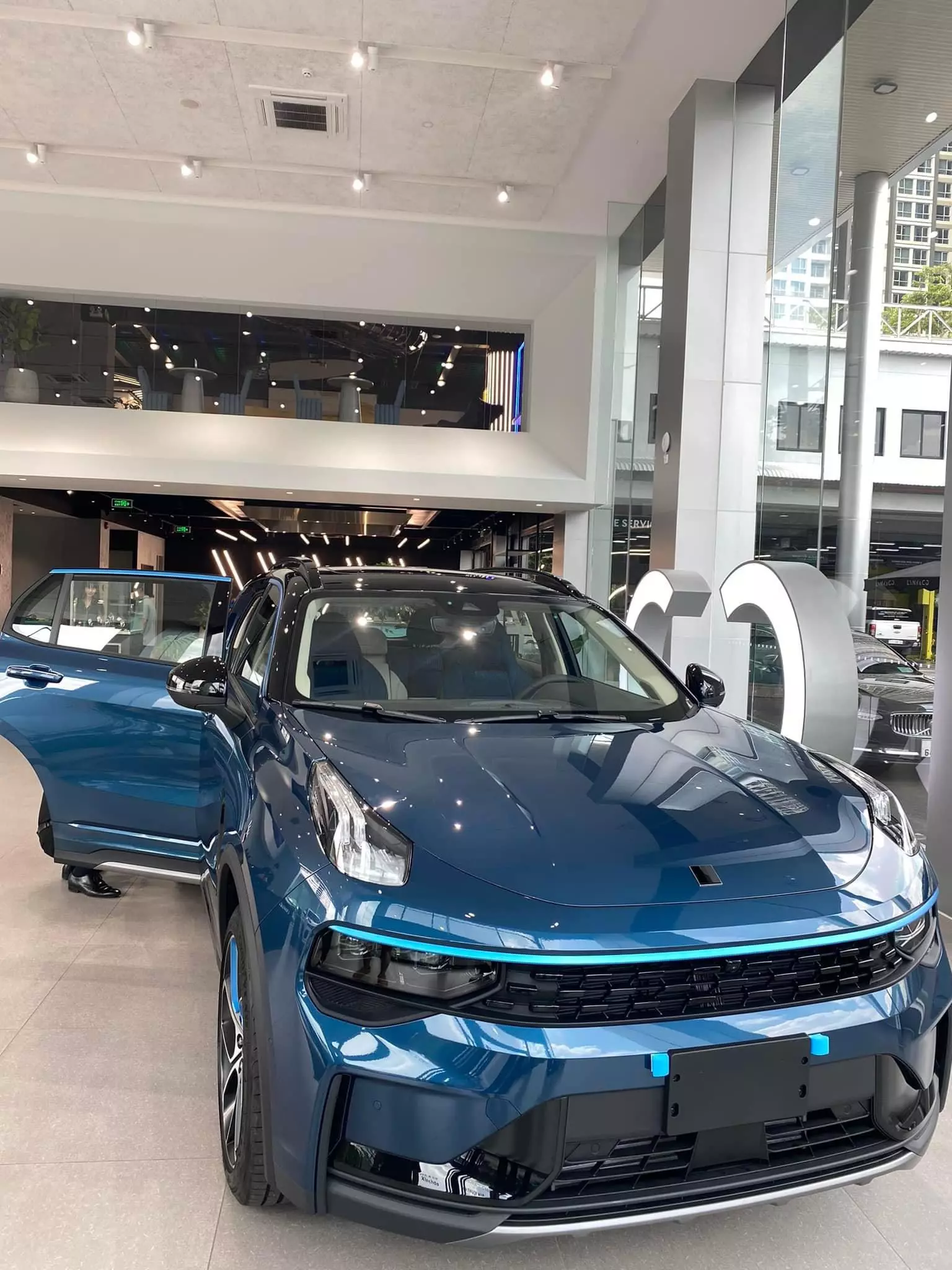 Lynk & Co 01 nâng cấp sở hữu vẻ ngoài thể thao và cao cấp hơn khi có thêm màu sắc tương phản thân và mui xe Lynk & Co 01 nâng cấp sở hữu vẻ ngoài thể thao và cao cấp hơn khi có thêm màu sắc tương phản thân và mui xe.