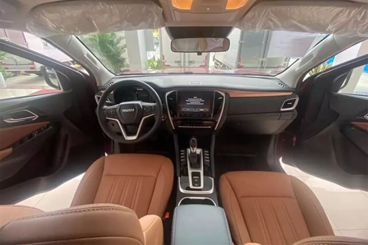 Giá xe Isuzu mu-X chạm đáy với mức giảm 200 triệu đồng tại đại lý 1