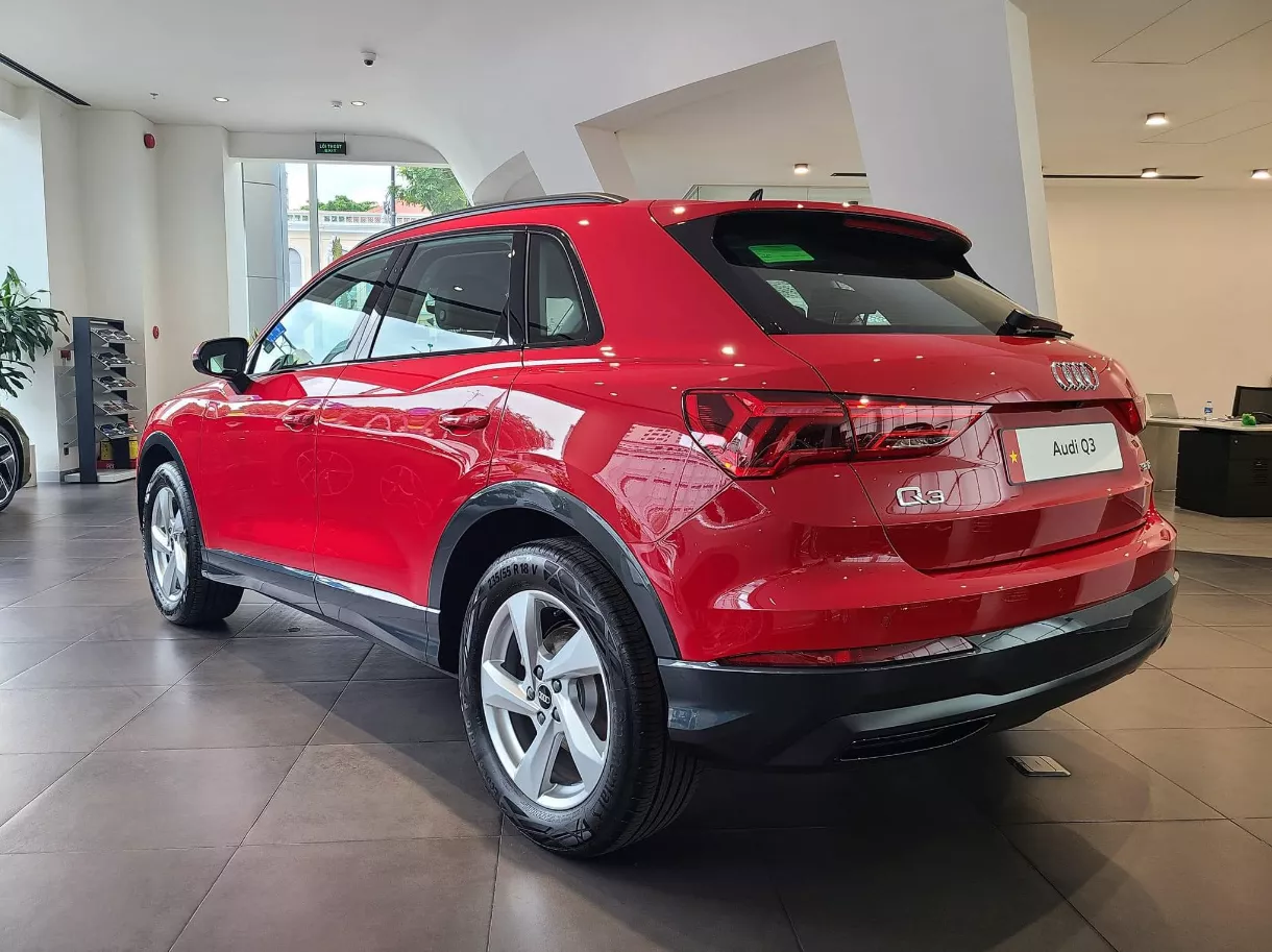 Hông xe Audi Q3.