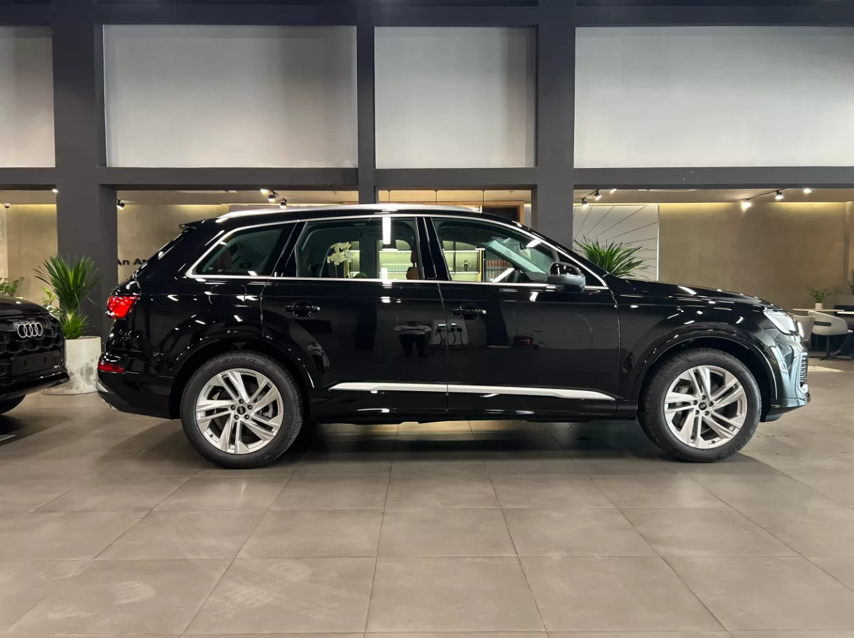 Thân xe Audi Q7 mang đến cái nhìn mạnh mẽ, nam tính.