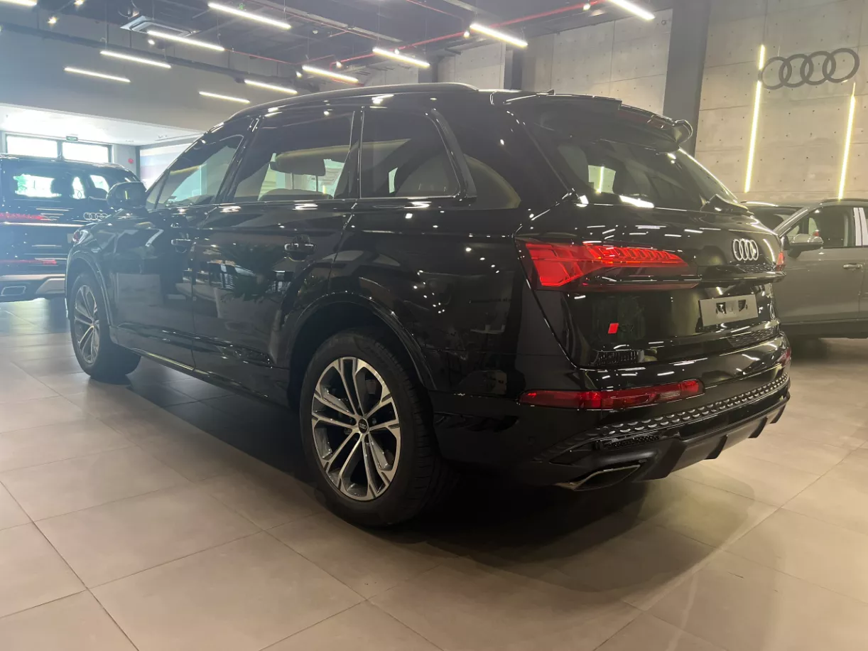  đuôi xe Audi Q7 được tinh chỉnh theo hướng khỏe khoắn, mạnh mẽ hơn.