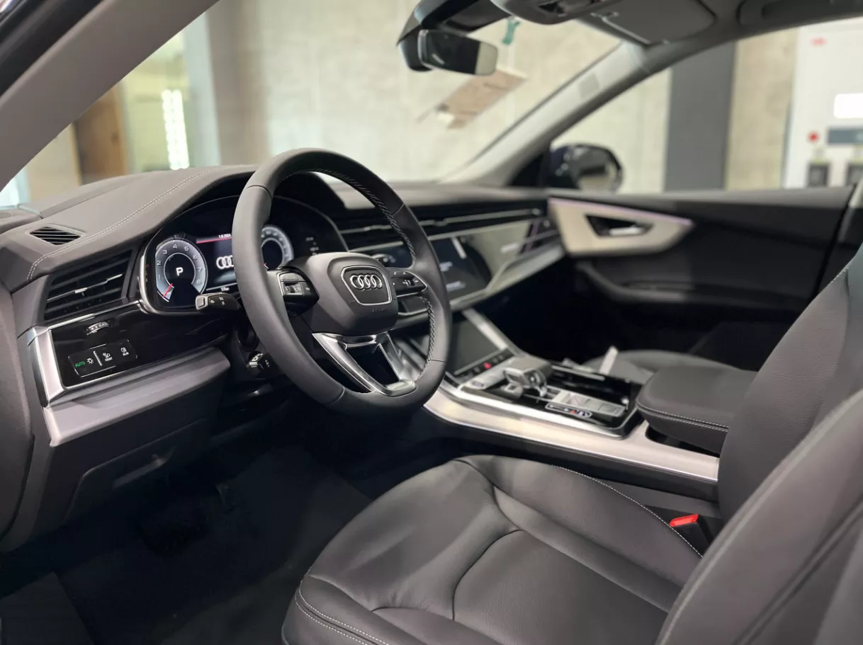 Vô-lăng trên xe là dạng 3 chấu, bọc da, tích hợp các nốt chức năng.