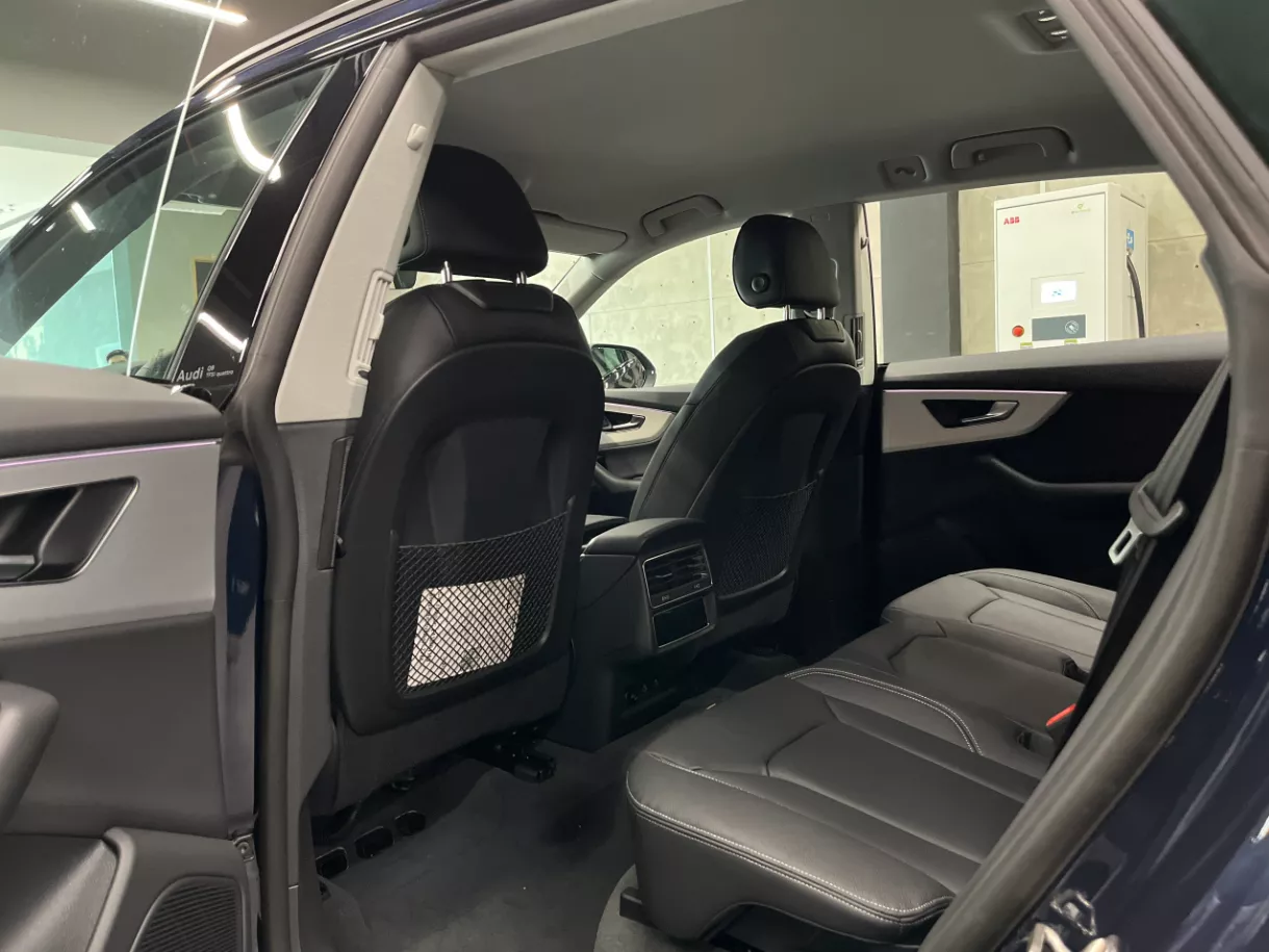 Ghế ngồi bố trí hợp lý tạo không gian rộng rãi cho người ngồi với chất liệu da cao cấp.