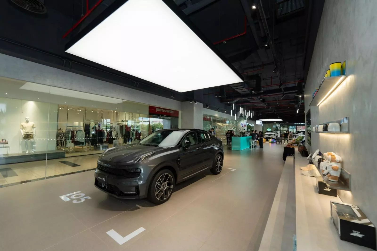 Tất cả các showroom của Lynk & Co tại Việt Nam đều được xây dựng đảm bảo tiêu chuẩn 3S gồm: showroom, xưởng dịch vụ và phụ tùng Tất cả các showroom của Lynk & Co tại Việt Nam đều được xây dựng đảm bảo tiêu chuẩn 3S gồm: showroom, xưởng dịch vụ và phụ tùng.