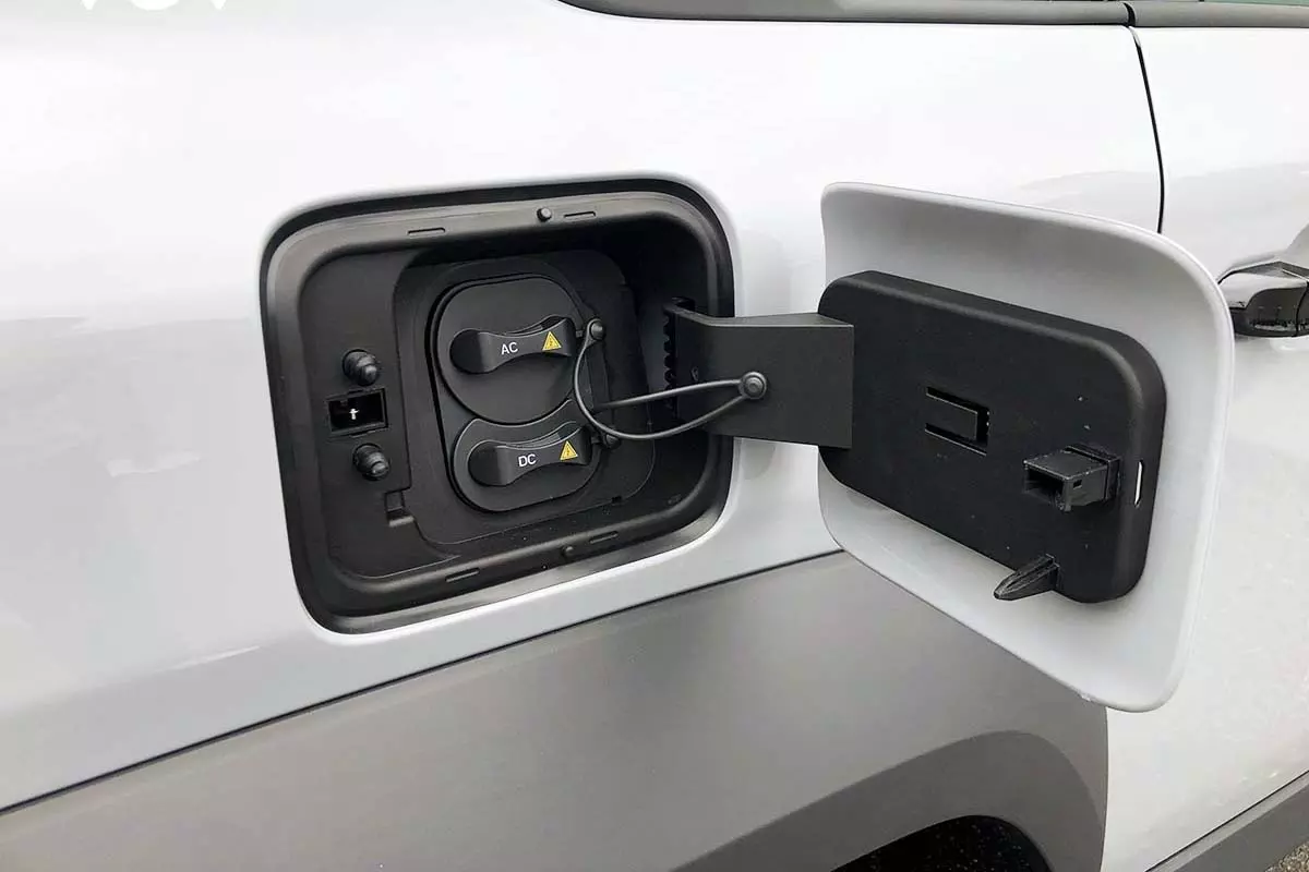 Cổng sạc VinFast VF 3 có nắp đậy có ký hiệu AC và DC 1