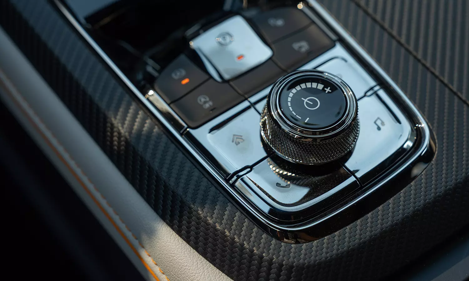 Bảng điều khiển trung tâm được trang trí họa tiết vân carbon, góp phần gia tăng vẻ sang trọng và sự cao cấp cho xe.