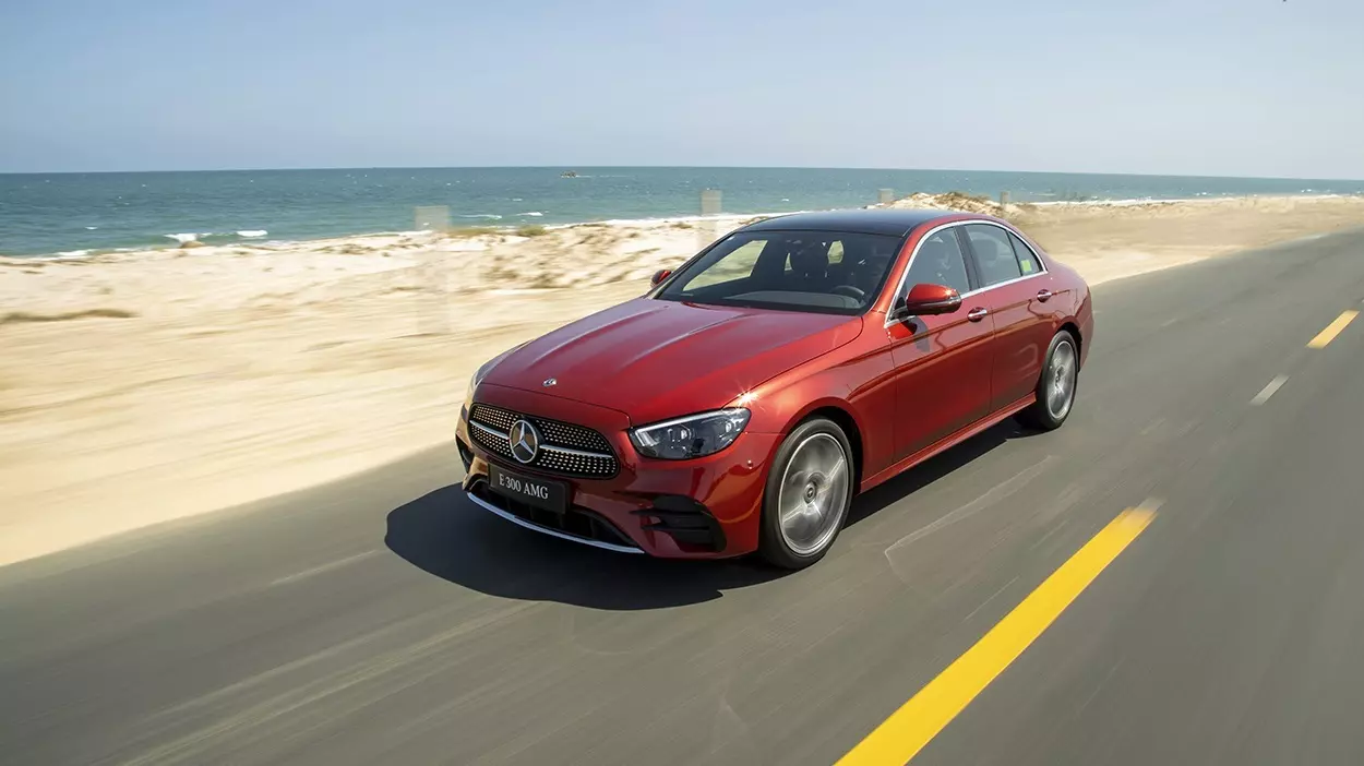 Nhờ ưu đãi kép, khách mua xe Mercedes-Benz E-Class có thể tiết kiệm tới 400 triệu đồng.