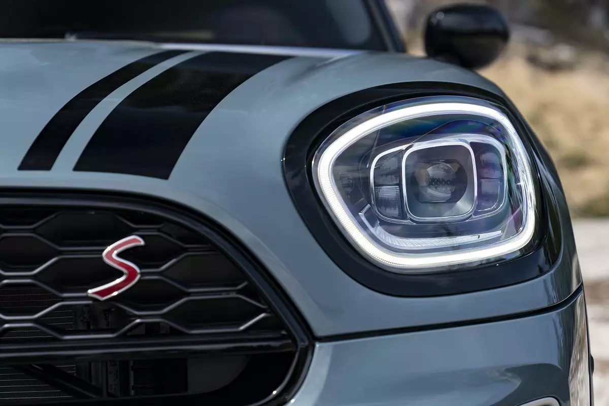Thiết kế đèn pha hình thang trên MINI Countryman.