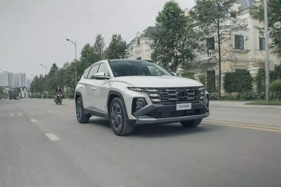 Hyundai Tucson 2024 lộ diện không che chắn trên đường phố Việt, ngày ra mắt đang cận kề.
