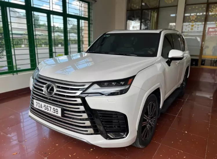 Lexus LX 600 cũ nhanh chóng có khách cọc dù chốt giá cao hơn xe mới.