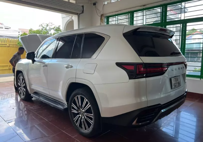 Chiếc LX 600 Urban trong bài viết.