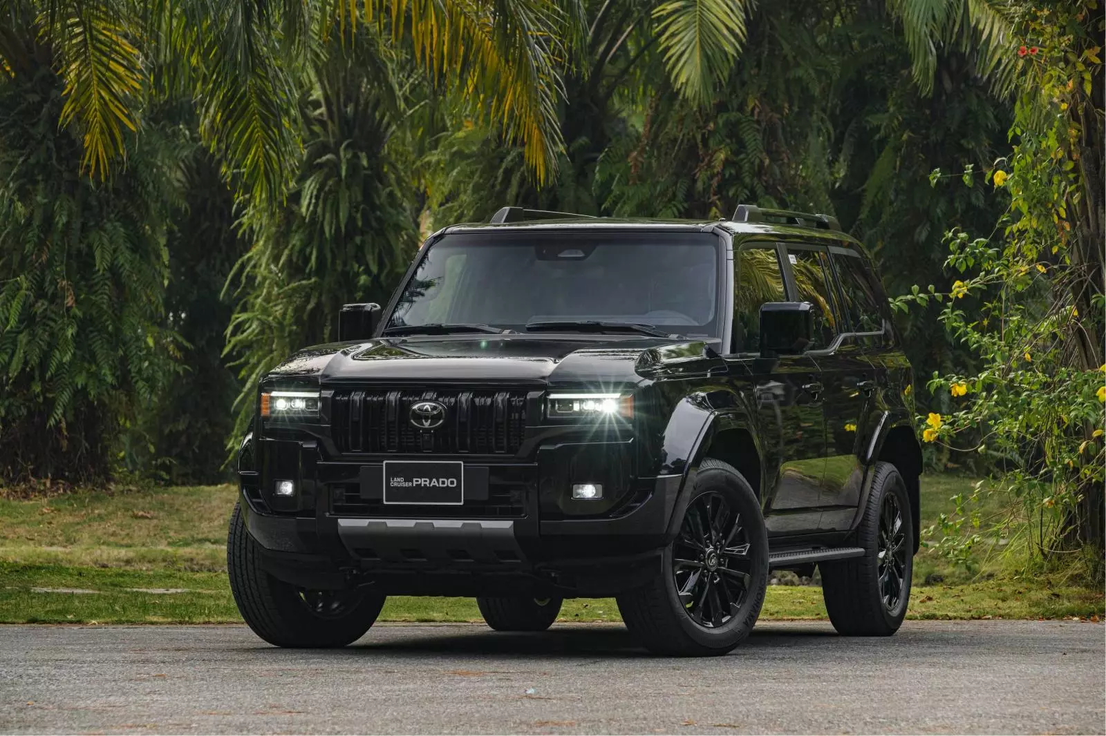 Giá xe Toyota Land Cruiser Prado 2024 mới nhất tại Việt Nam.