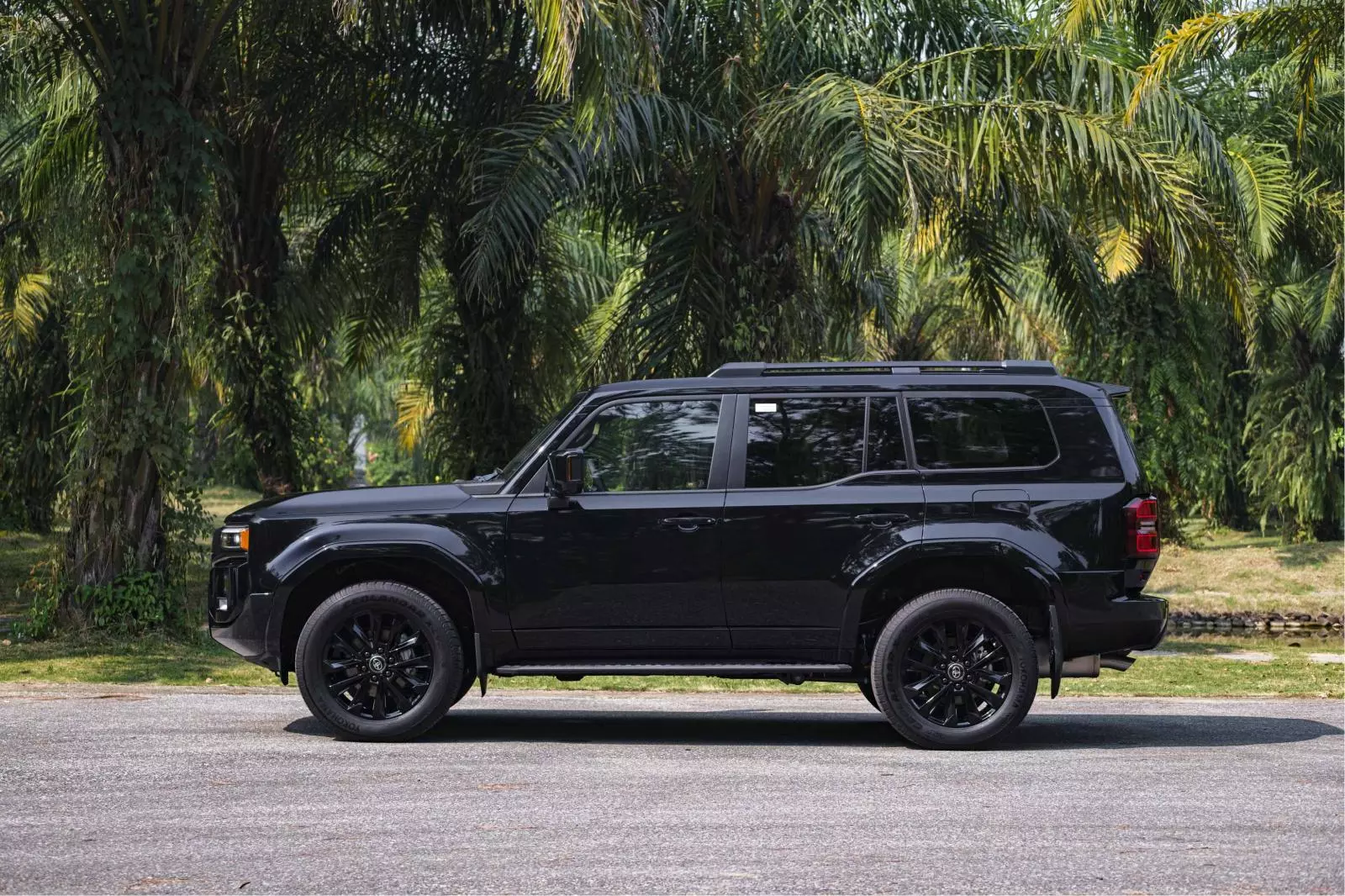 Toyota Land Cruiser Prado 2024 sở hữu ngoại hình hầm hố, khỏe khoắn nhưng không kém phần thể thao, hiện đại.