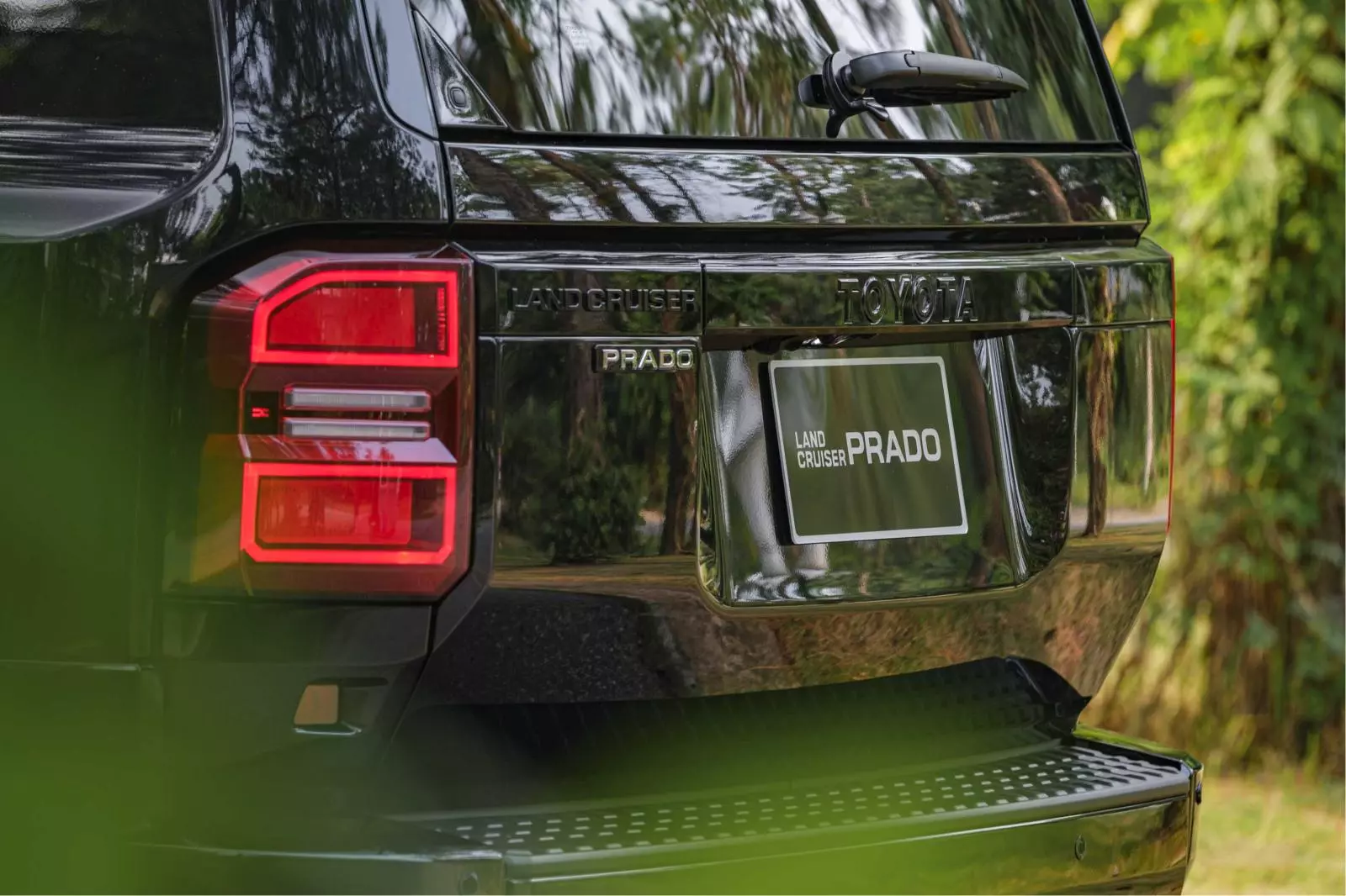 Dòng tên Toyota Land Cruiser Prado 2024 dập nổi ấn tượng ngay phía đuôi xe.
