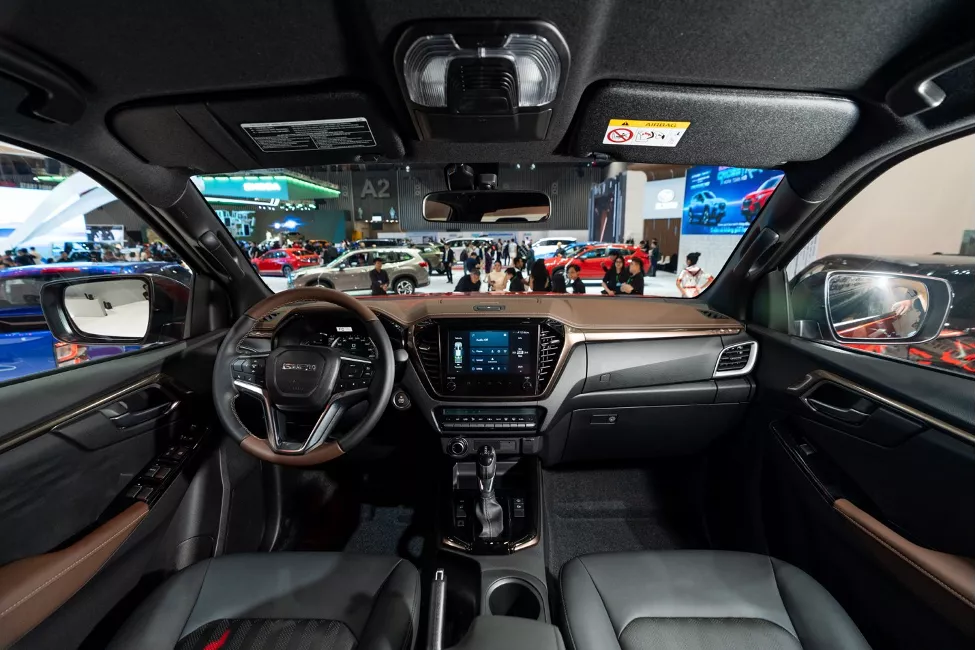 Không gian nội thất xe Isuzu D-Max 2024 bổ sung thêm nhiều trang bị hiện đại hơn Không gian nội thất xe Isuzu D-Max 2024 bổ sung thêm nhiều trang bị hiện đại hơn.