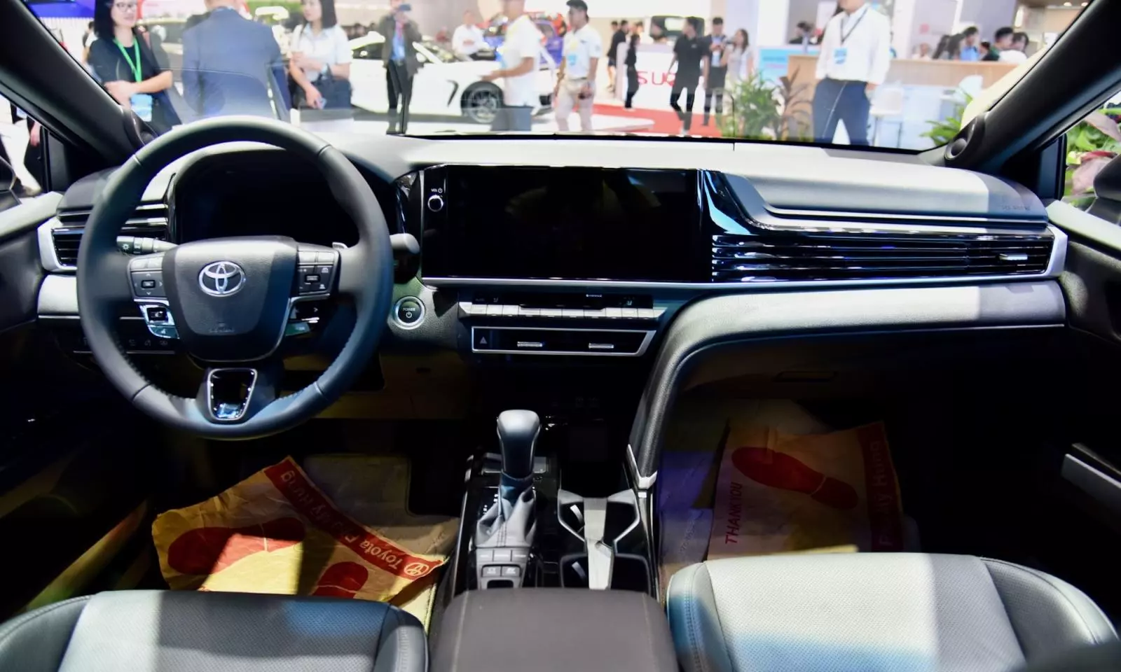 Nội thất xe Toyota Camry 2025.