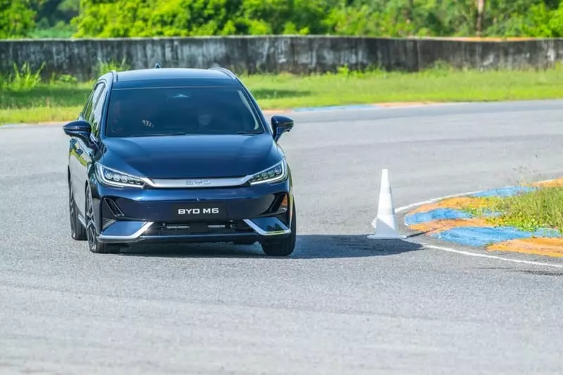 Động cơ xe BYD M6.