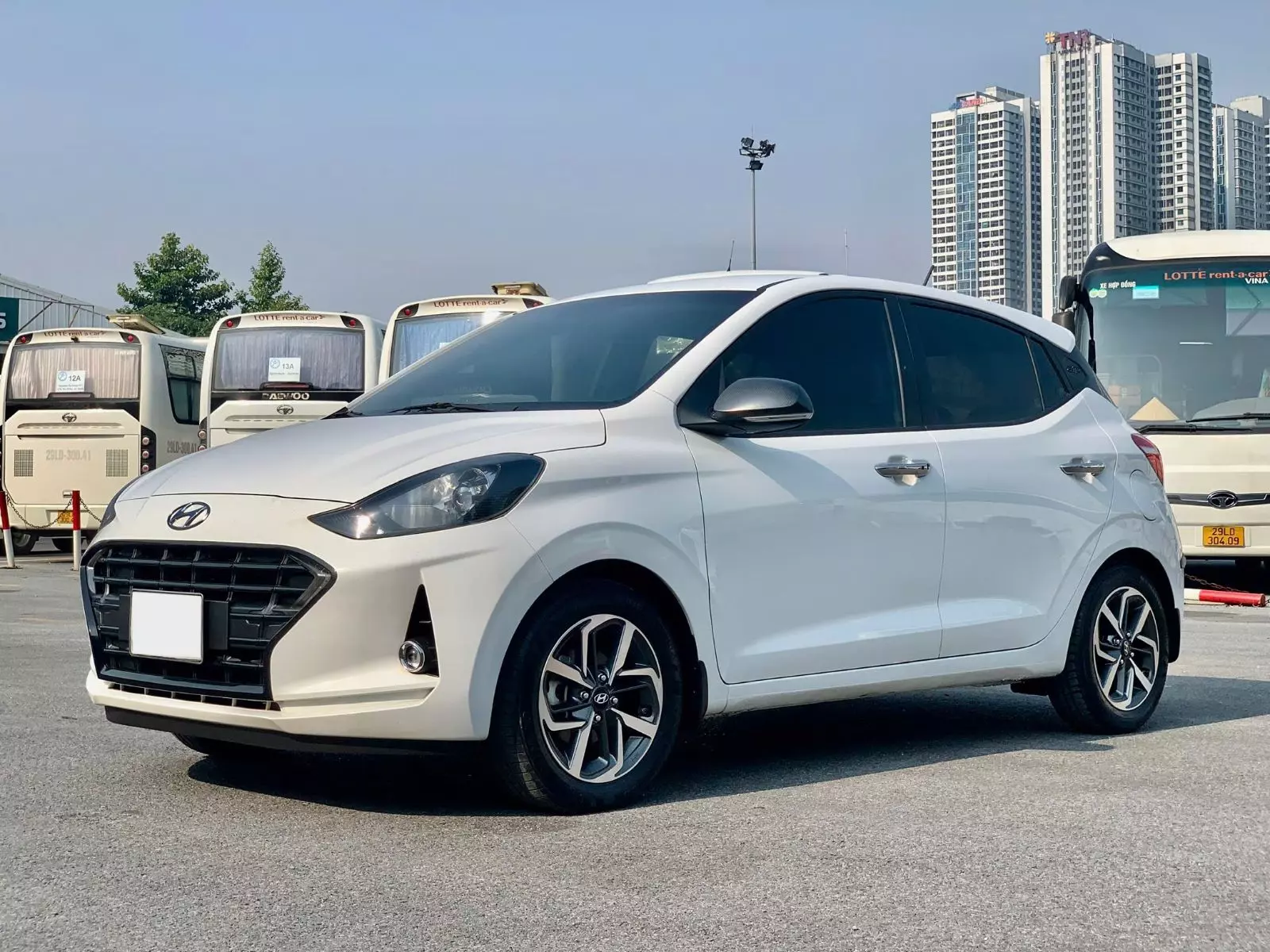 Hyundai I10 cũng là sự lựa chọn sáng giá trong mức chi phí 300 triệu.