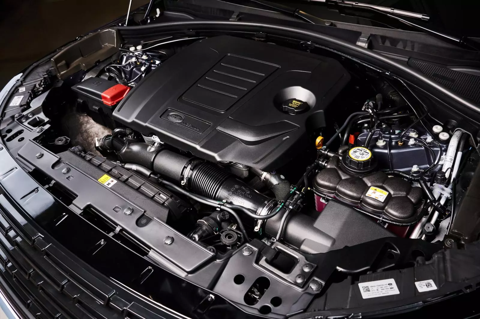 Động cơ Range Rover Velar 2025 có tới 3 tùy chọn.