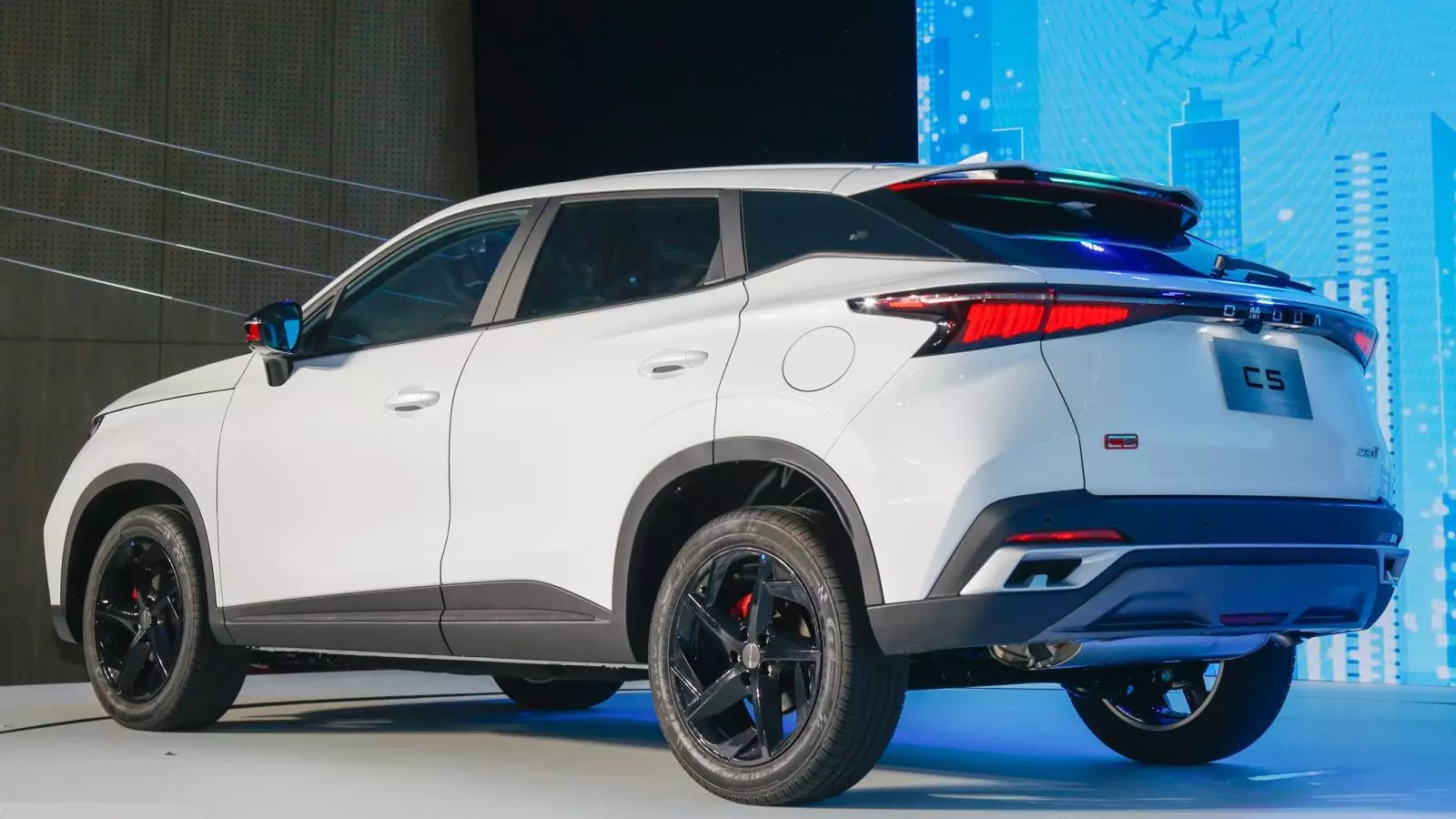 Vẻ ngoài trẻ trung, đậm chất thời trang của Omoda C5.