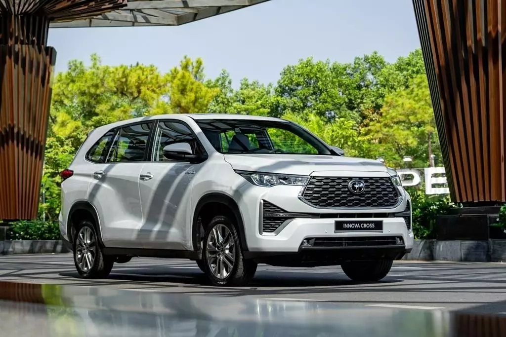 Xe Hybrid lập đỉnh doanh số tháng 10, Innova Cross giữ vững ngôi vương.