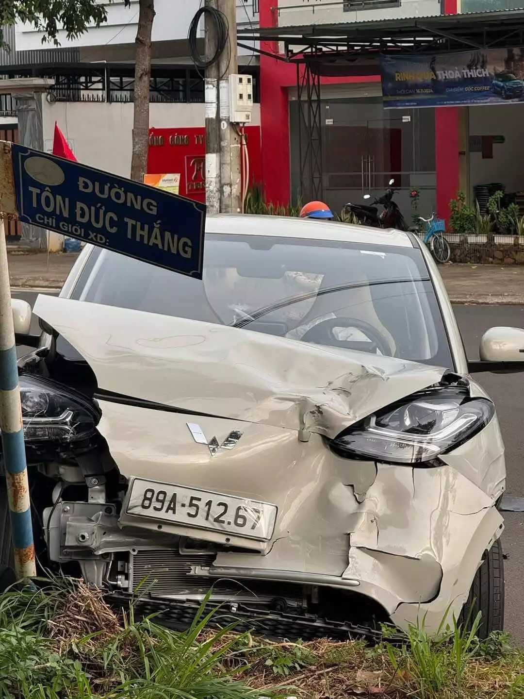 Cuộc va chạm mạnh khiến khu vực đầu xe Wuling Bingo bị hư hỏng nặng.