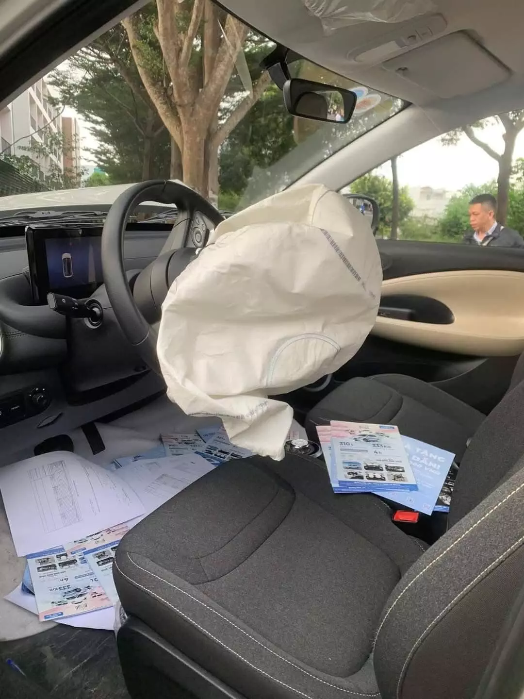 Túi khí khu vực tái xế bung.